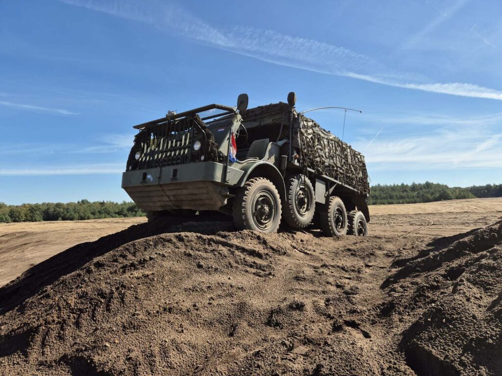 328 vrachtauto op een zandberg