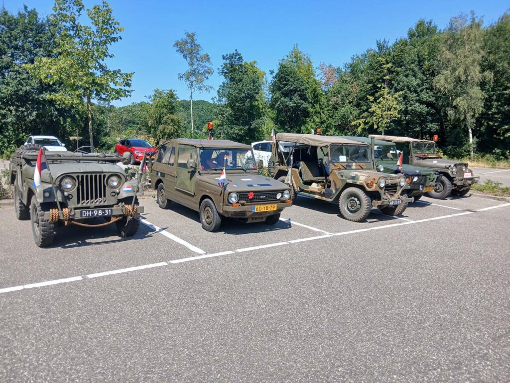Rijtje legervoertuigen op een parkeerplaats